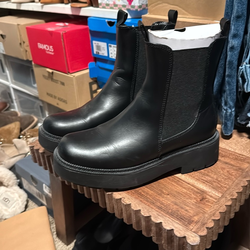 Chelsea black boot